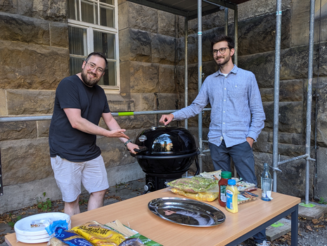 Man sieht mehrere Personen beim Fakultätsgrillen.