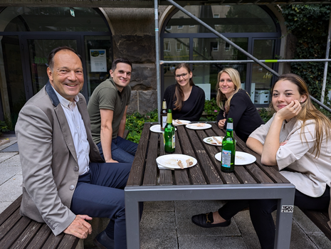 Man sieht mehrere Personen beim Fakultätsgrillen.