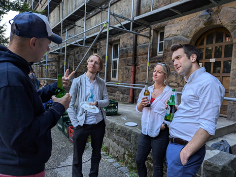 Man sieht mehrere Personen beim Fakultätsgrillen.
