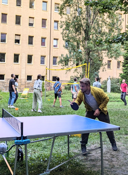 Man sieht einen wissenschaftlichen Mitarbeiter beim Tischtennisspielen.