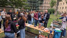 Zu sehen ist ein Grillfest