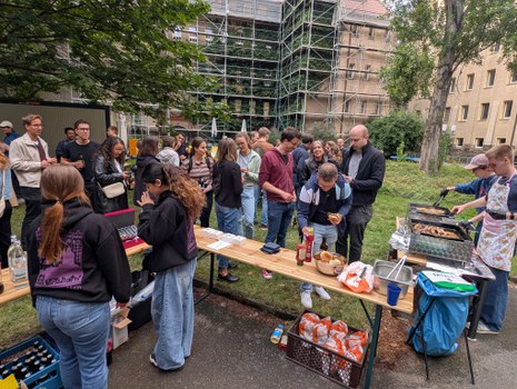 Zu sehen ist ein Grillfest