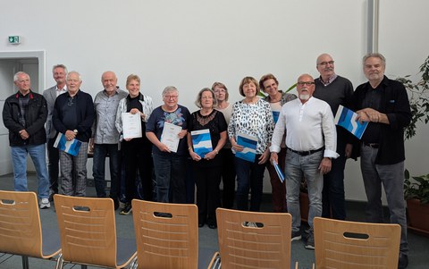 Zu sehen ist eine ehemalige Seminargruppe mit Goldenen Diplomurkunden