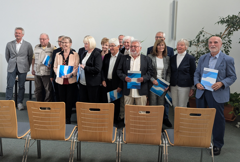 Zu sehen ist eine ehemalige Seminargruppe mit Goldenen Diplomurkunden