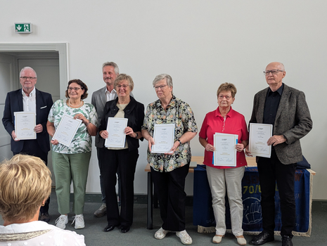 Zu sehen ist eine ehemalige Seminargruppe mit Goldenen Diplomurkunden