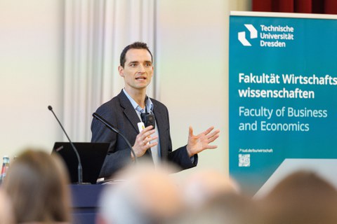 Zu sehen ist Prof. Zschech