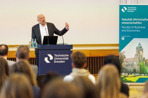 Zu sehen ist Prof. Thum