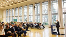 Zu sehen ist das Auditorium im Dülfersaal beim Tag der Fakultät
