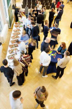 Zu sehen ist ein Buffet im Dülfersaal