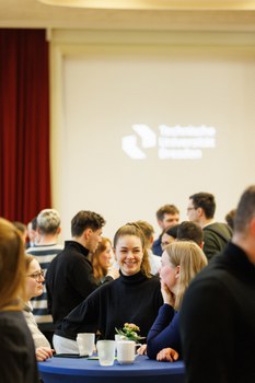 Zu sehen sind Gäste beim Neujahrsempfang, die sich unterhalten