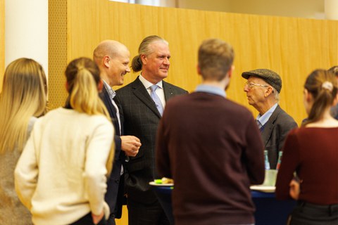 Zu sehen sind Gäste beim neujahrsempfang, die sich unterhalten