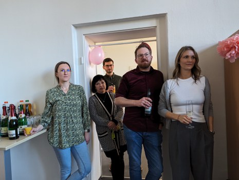 Es sind  Menschen bei einer Feier zu sehen.