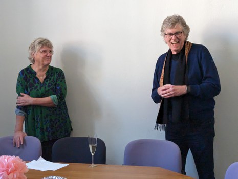 Es sind Birgit Hergert und Prof. schirmer zu sehen