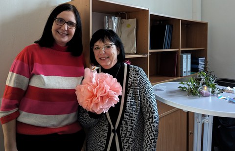 Es sind  Menschen bei einer Feier zu sehen.
