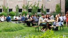 Gespräche beim Sommerfest