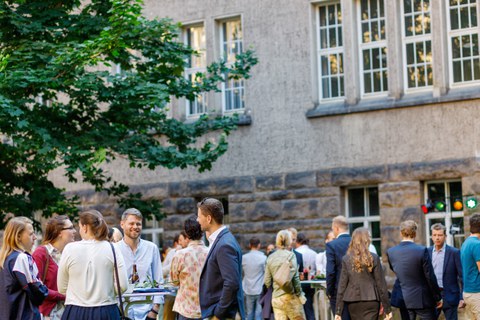 Gespräche beim Sommerfest