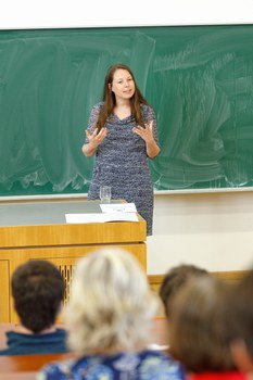 Dr. Gunda Alexandra Detmers from the Chair of International Monetary Economics received the Deutsche Bundesbank Prize.