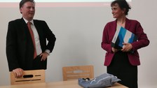 Kathrin Kirchner bei der Übergabe der Geschenke 