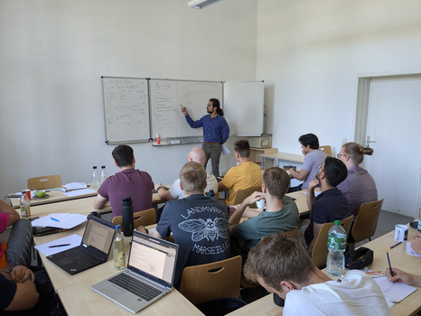 Zu sehen ist Bismark Singh, der einen PhD Kurs hält.