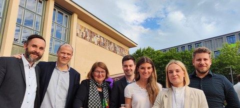 Zu sehen ist Oliver Krancher mit Wissenschaftler:innen der Wirtschaftsinformatik