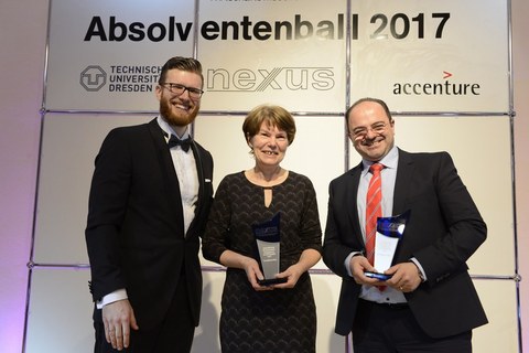 Man sieht die nexus-Preisträger 2017 Martina Müller und Wissam Tawileh sowie Thomas Walther von nexus e.V.