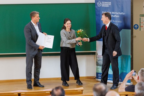 Es sind Prof. Möst, Dr. Steffi Misonel und Prof. Schefczyk zu sehen