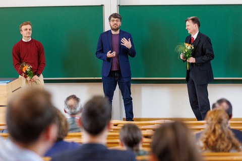 Es sind Benedikt Zipfe, Valentin Lindlacher und der Dekan zu sehen