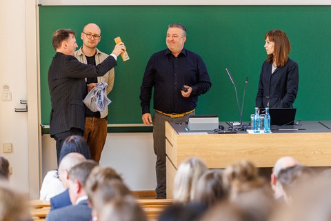 Zu sehen sind der Dekan, Andreas Leibing, Ciprian Domnisoru und Kamila Cygan-Rehm