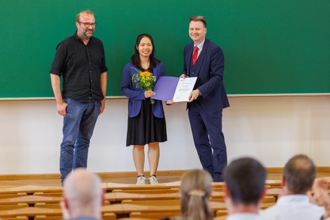 Zu sehen sind Prof. Sassen, Dr. Doan und Prof. Schefczyk
