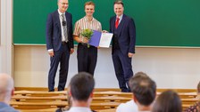 Zu sehen sind Prof. Buscher, Dr. Benedikt Zipfel und Prof. Schefczyk