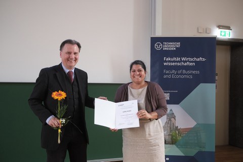 Es sind der Dekan und Samanthi Dijkstra-Silva zu sehen