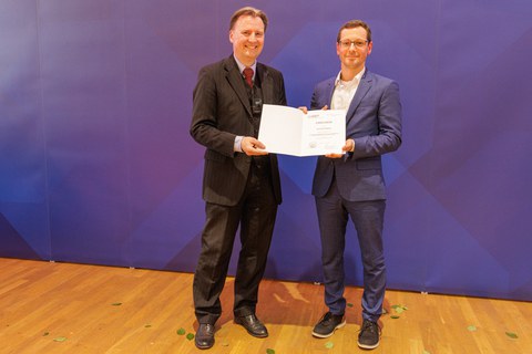 Es ist der Dekan zu sehen mit Dr. Enrico Haase 