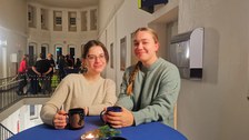 Man sieht Laura Melzer und Johanna Grillmeyer bei der Weihnachtsfeier.