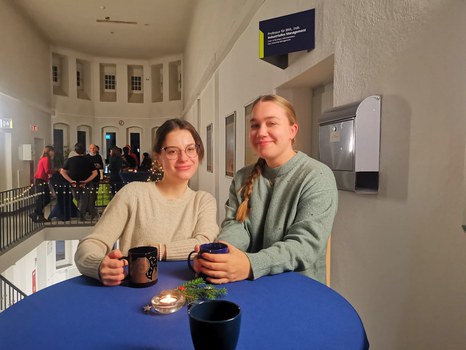 Man sieht Laura Melzer und Johanna Grillmeyer bei der Weihnachtsfeier.