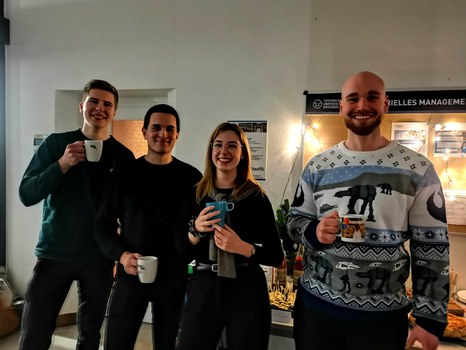 Man sieht Personen der Weihnachtsfeier.