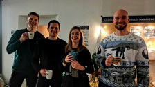 Man sieht Personen der Weihnachtsfeier.