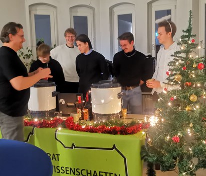 Man sieht den Glühweinstand des FSR.