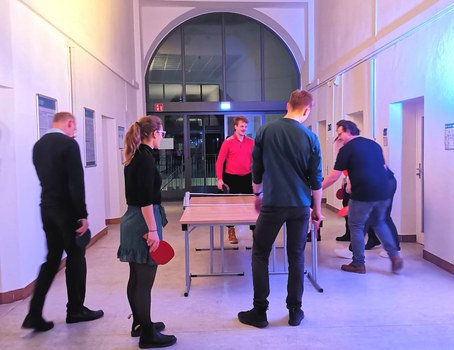 Man sieht Personen der Fakultät beim Tischtennisspielen. 