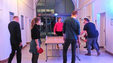 Man sieht Personen der Fakultät beim Tischtennisspielen. 