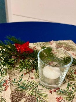 Ein Teelicht mit weihnachtlicher Dekoration