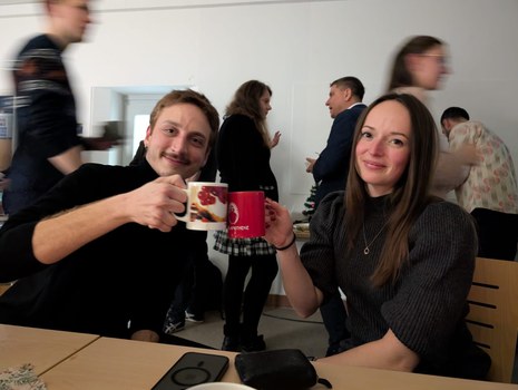 Wissenschaftliche Mitarbeitende beim Anstoßen