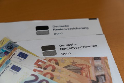 Es ist ein Brief zu sehen und Geld
