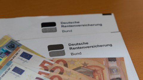 Es ist ein Brief zu sehen und Geld