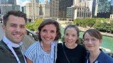 Man sieht Sarah Müller-Sägebrecht mit anderen Wissenschaftler:innen in Chicago.