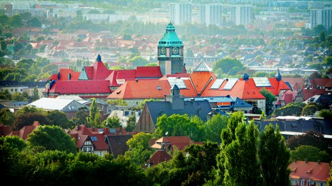 Man sieht den Campus der TU Dresden mit dem Schumann-Bau  