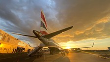Man sieht ein Flugzeug in London
