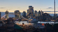 Man sieht London.
