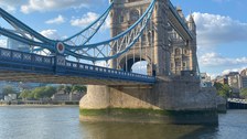 Man sieht die Tower Bridge in London