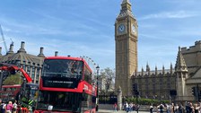 Man sieht den Big Ben und einen roten Bus in London