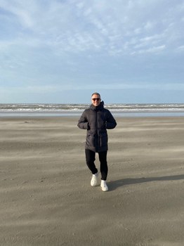Zu sehen ist Tom Dudda am Meer